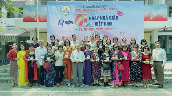 Hình ảnh tập thể ngày 20/11